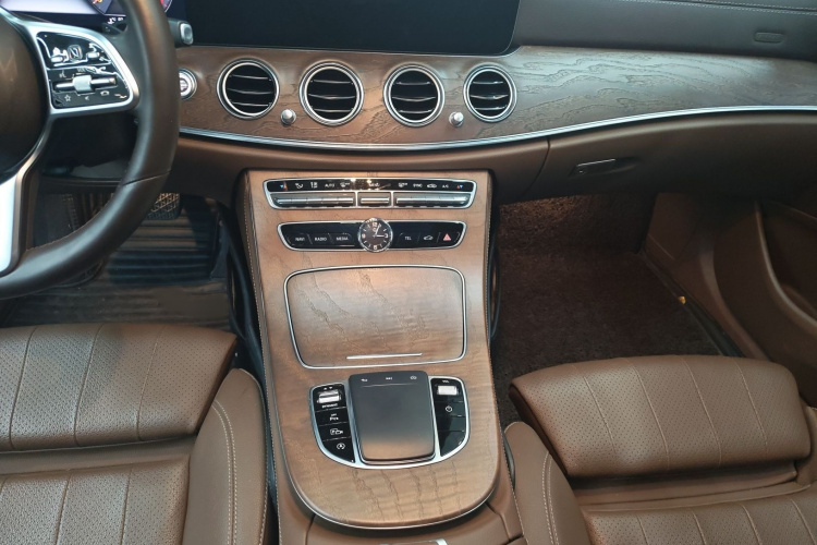 奔驰E级 2020款 改款 E 260 L中控内饰7006