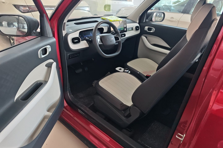 吉利银河 2025款 210km 熊猫卡丁猪猪侠限定版中控内饰7002