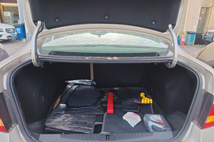 别克 英朗 2013款 GT 1.6L 自动时尚版机舱底盘23