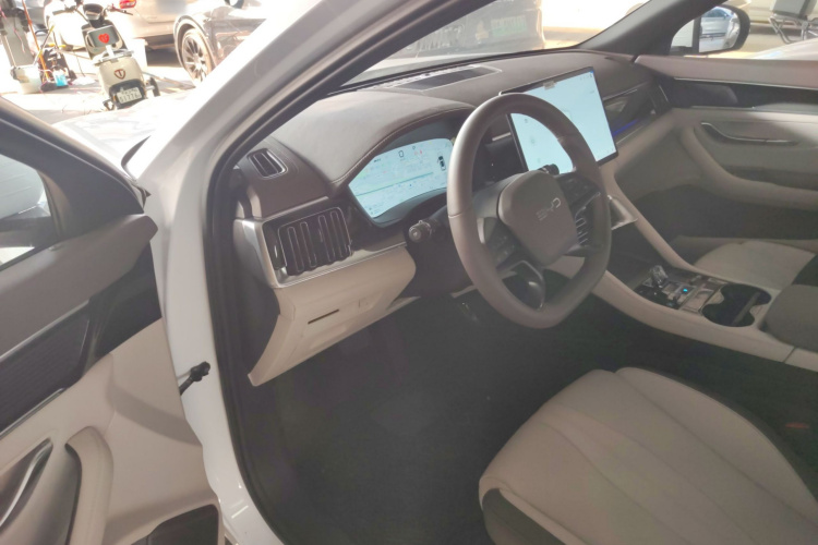 比亚迪 宋PLUS新能源 2025款 DM-i 智驾版 112KM 尊荣型中控内饰7003