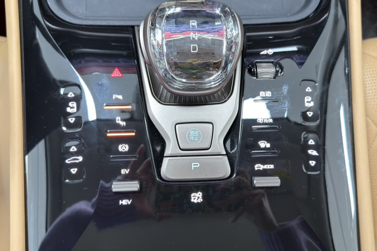 腾势D9 2022款 DM-i 970 四驱尊荣型中控内饰7006