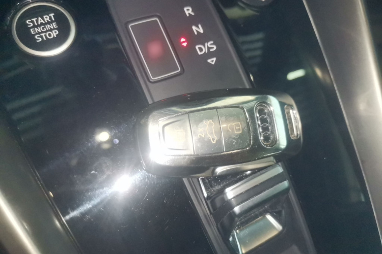 奥迪A3 2024款 A3L Limousine 35 TFSI 时尚运动型中控内饰7001