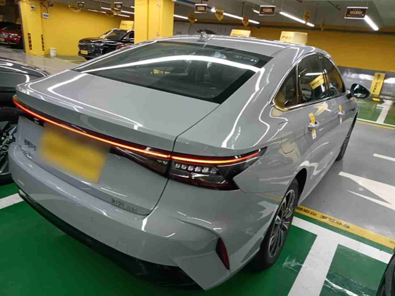 车辆右后45度外观展示