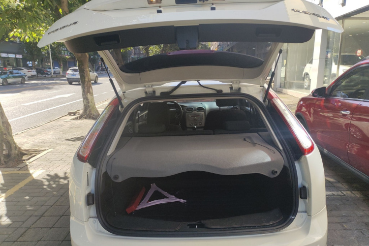 福特 福克斯 2013款 两厢经典 1.8L 自动基本型机舱底盘23