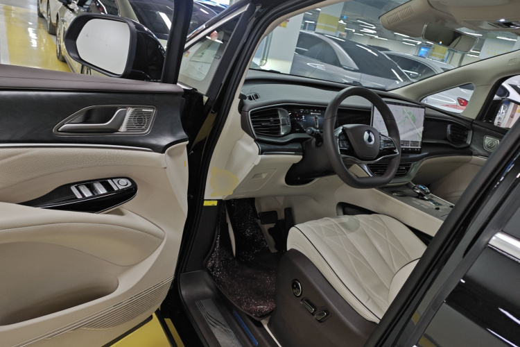 腾势D9 2024款 DM-i 980 四驱旗舰型中控内饰7003