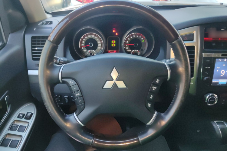 三菱 帕杰罗(进口) 2016款 3.0L 自动尊贵版 国V局部细节13