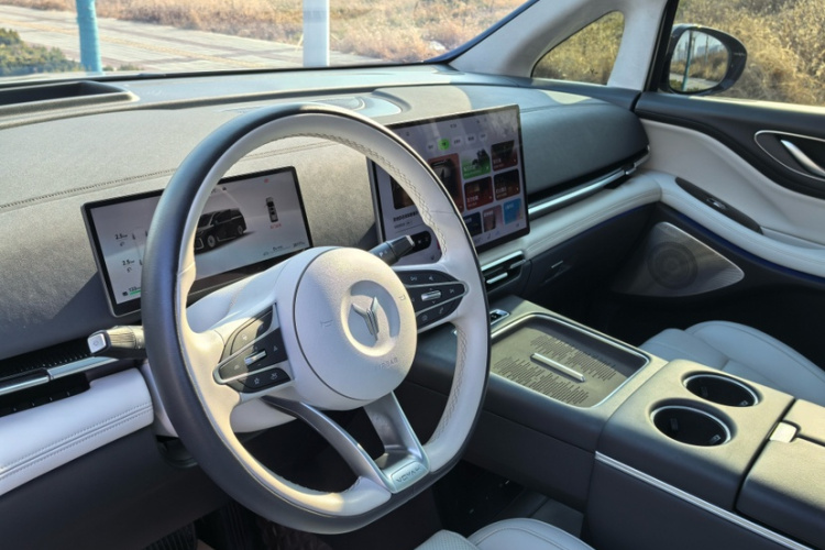 岚图汽车 岚图梦想家 2025款 PHEV 四驱旗舰乾崑版中控内饰7002