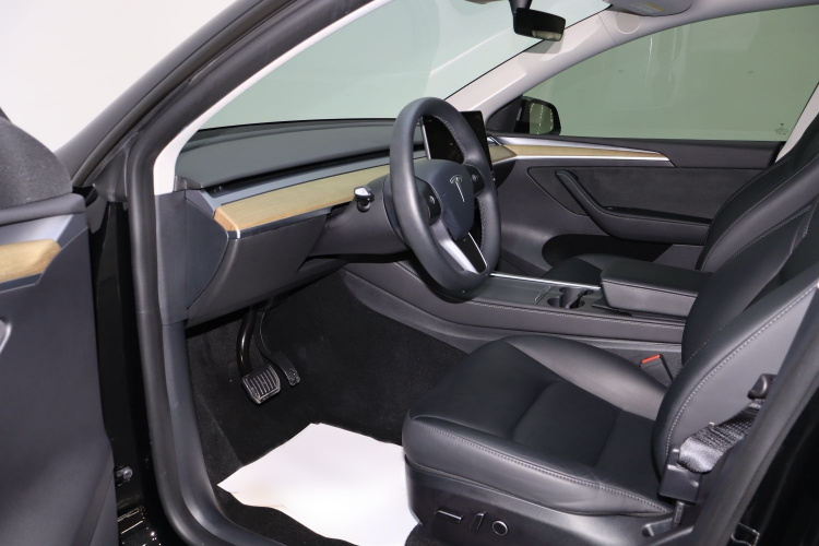 特斯拉 Model Y 2022款 改款 长续航全轮驱动版中控内饰7001