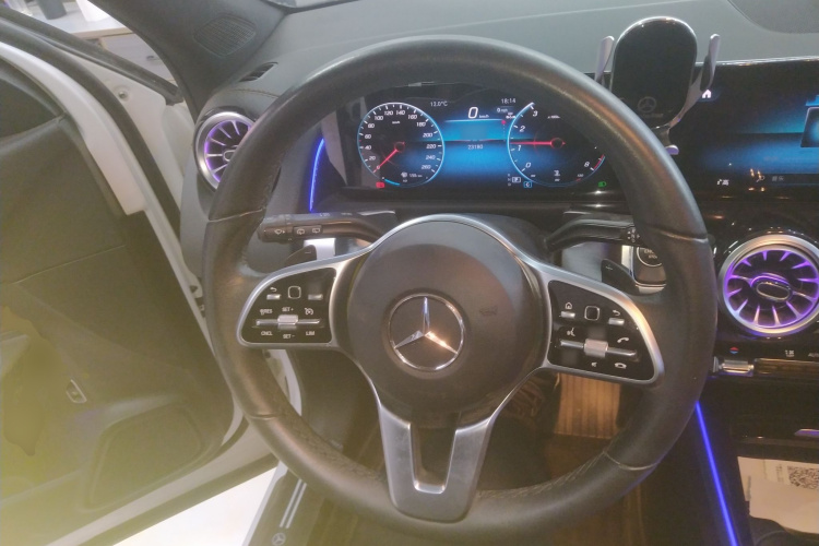 奔驰GLB 2023款 GLB 220 动感型中控内饰13