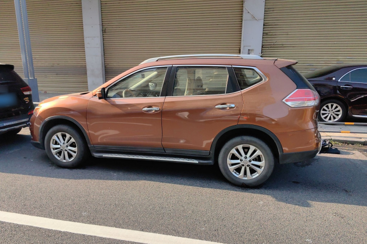 日产 奇骏 2015款 2.0L CVT舒适MAX版 2WD车身外观4