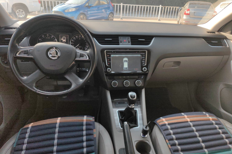斯柯达 明锐 2015款 1.6L 手动逸俊版中控内饰12