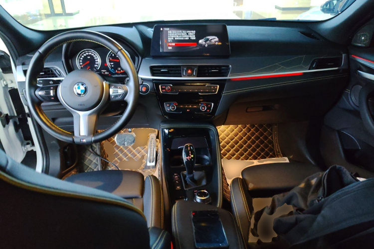 宝马X2 2023款 xDrive 25i 曜熠版中控内饰12