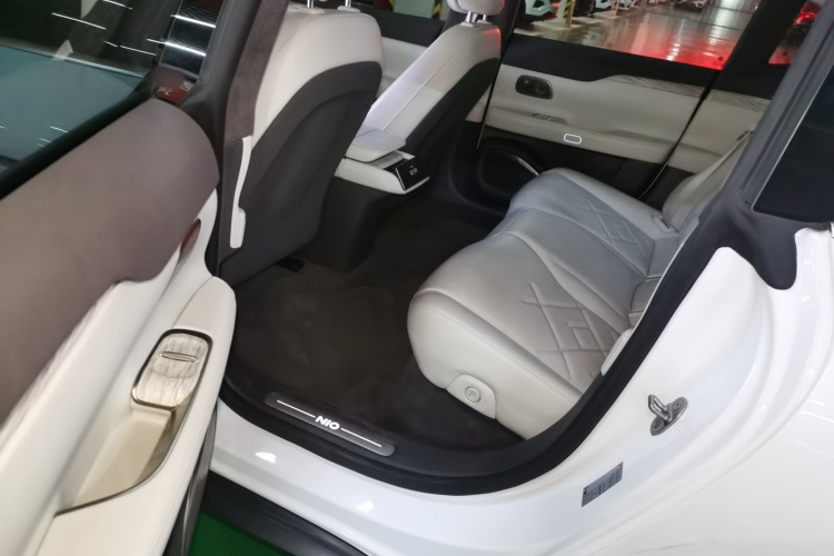 蔚来ET7 2022款 100kWh 首发版中控内饰7004