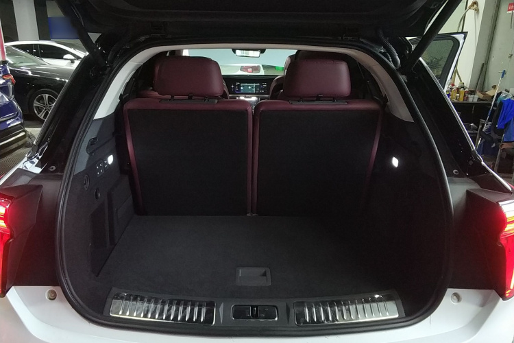 红旗E-HS9 2022款 660km 旗畅版 六座机舱底盘23