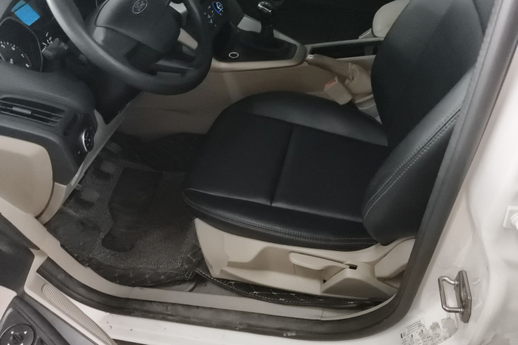 福特 福克斯 2015款 三厢 1.6L 手动舒适型中控内饰19