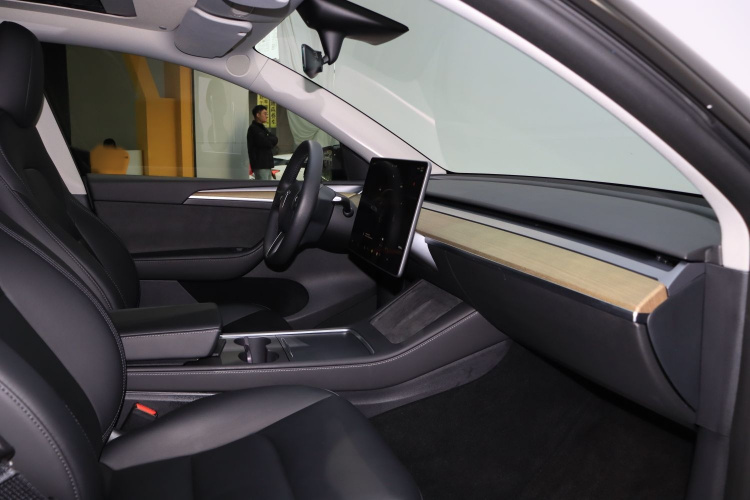 特斯拉 Model Y 2022款 改款 长续航全轮驱动版中控内饰7003