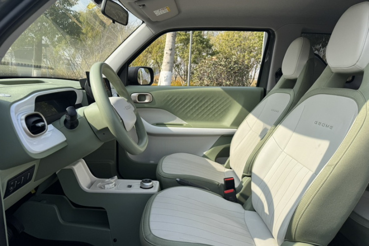 吉利银河 2025款 210km 熊猫骑士中控内饰7004