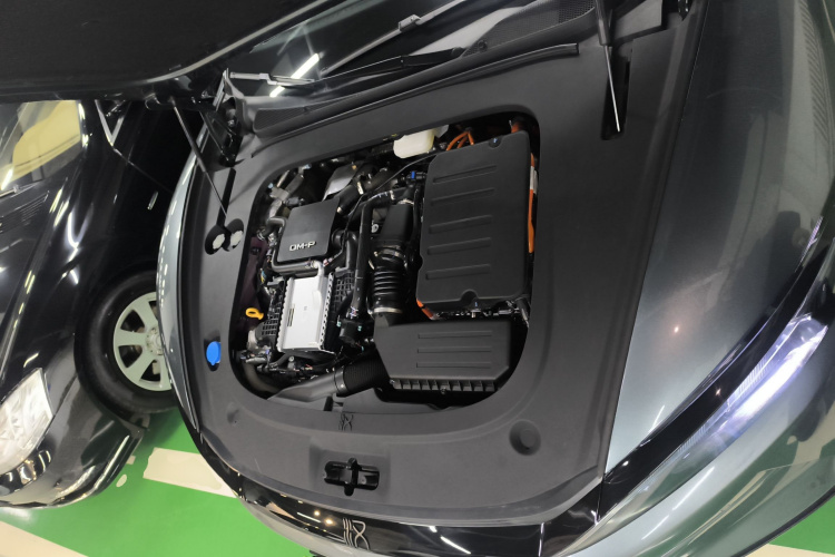 比亚迪 汉L 2025款 DM-p 四驱激光雷达旗舰型机舱底盘24