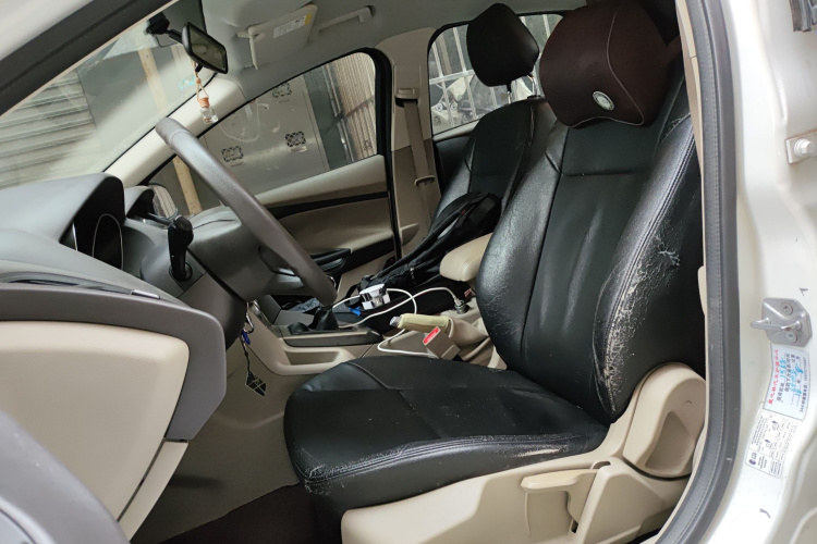 福特 福克斯 2012款 三厢 1.6L 手动舒适型中控内饰19