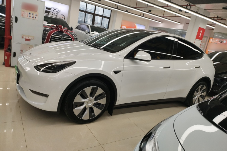 特斯拉 Model Y 2021款 长续航全轮驱动版车身外观4
