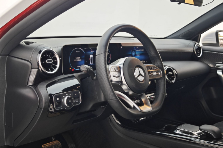 奔驰A级 2019款 A 200 L 运动轿车中控内饰7010