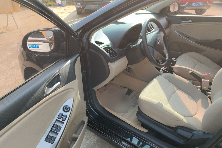 现代 瑞纳 2014款 1.4L 手动智能型GLS中控内饰20