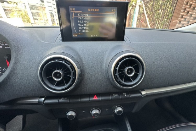 奥迪A3 2014款 Sportback 35 TFSI 自动进取型中控内饰7003