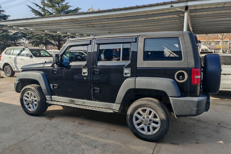 北京BJ40 2016款 40L 2.0T 手动四驱尊贵版车身外观6003