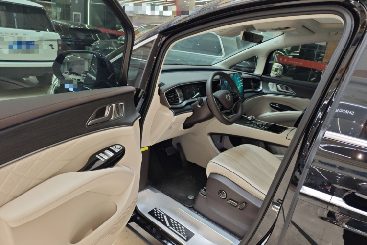 腾势D9 2024款 DM-i 980 四驱尊荣型中控内饰7003