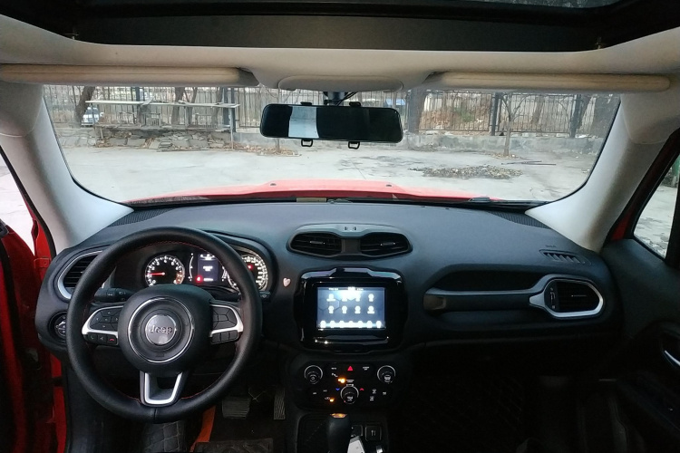 Jeep 自由侠 2019款 220T 自动领先版中控内饰12