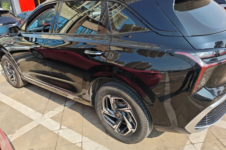 红旗HS3 2023款 1.5T 两驱善为版车身外观4