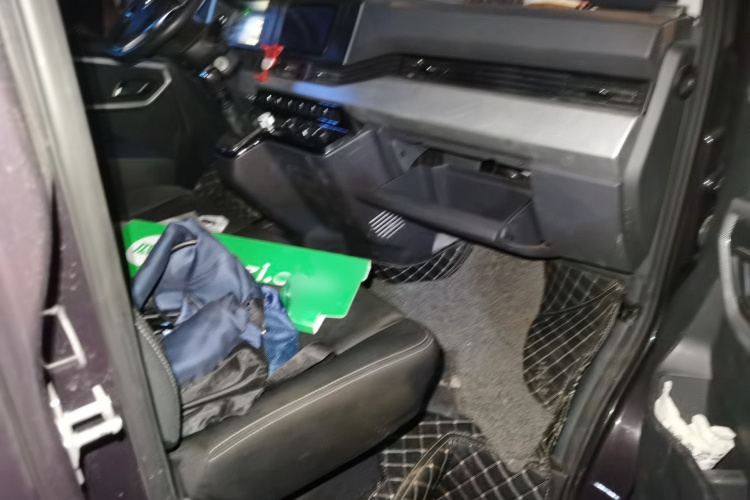 东风御风 御风 2023款 V9+ 2.0T 手动前驱多功能短轴中顶5/6座局部细节9005