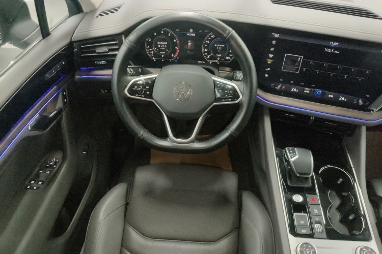 大众 途锐 2023款 3.0TSI 锐享版 曜黑运动套装中控内饰13