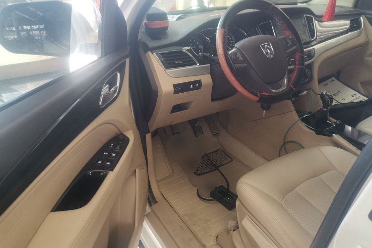 宝骏730 2016款 1.5L 手动豪华型 7座中控内饰7003