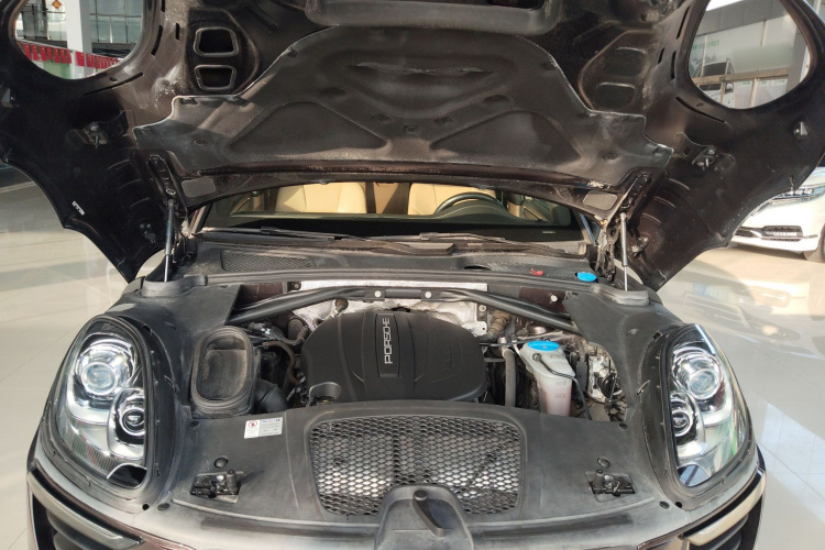 保时捷 2017款  Macan 2.0T机舱底盘24