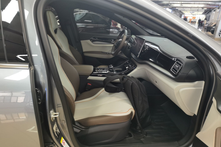 比亚迪 秦PLUS 2024款  荣耀版 DM-i 120KM超越型局部细节41