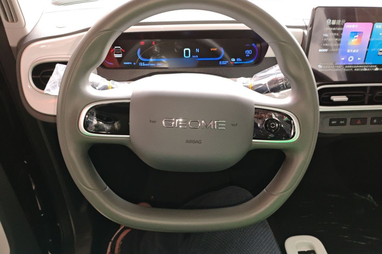 吉利银河 2025款 210km 熊猫卡丁中控内饰13