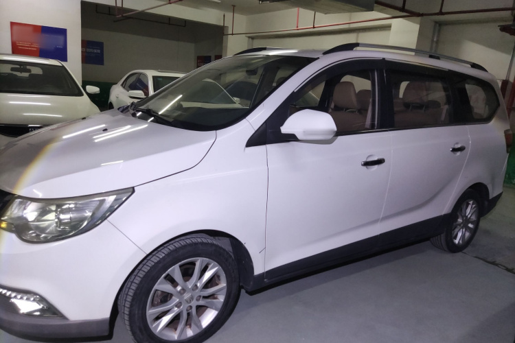 宝骏730 2014款 1.5L 手动舒适ESP版 7座车身外观4