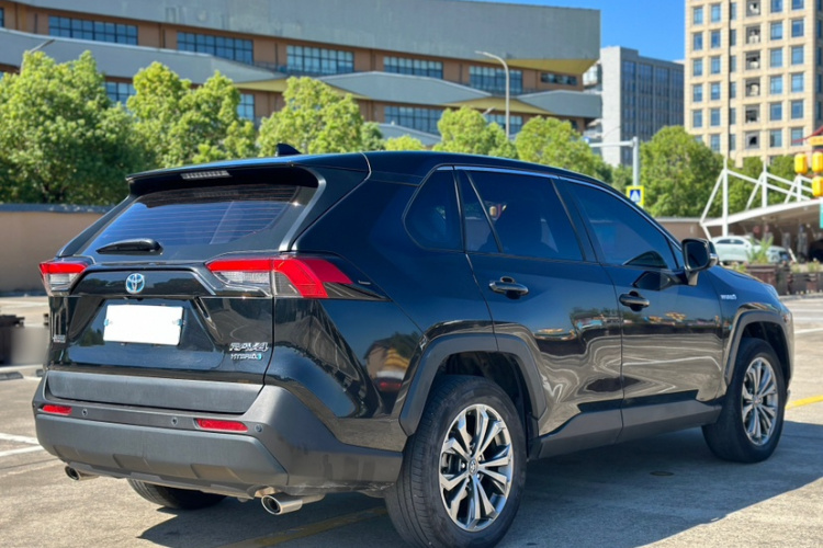 丰田 RAV4荣放 2023款 双擎 2.5L E-CVT两驱精英版车身外观6002