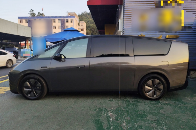 理想汽车 理想MEGA 2024款 Ultra车身外观4