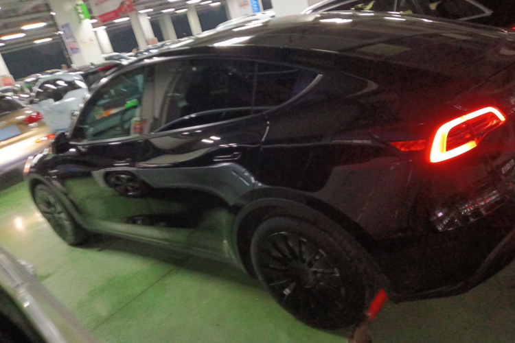 特斯拉 Model Y 2021款 标准续航后驱版车身外观4