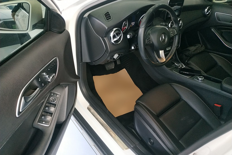 奔驰GLA 2017款 GLA 200 动感型中控内饰7003