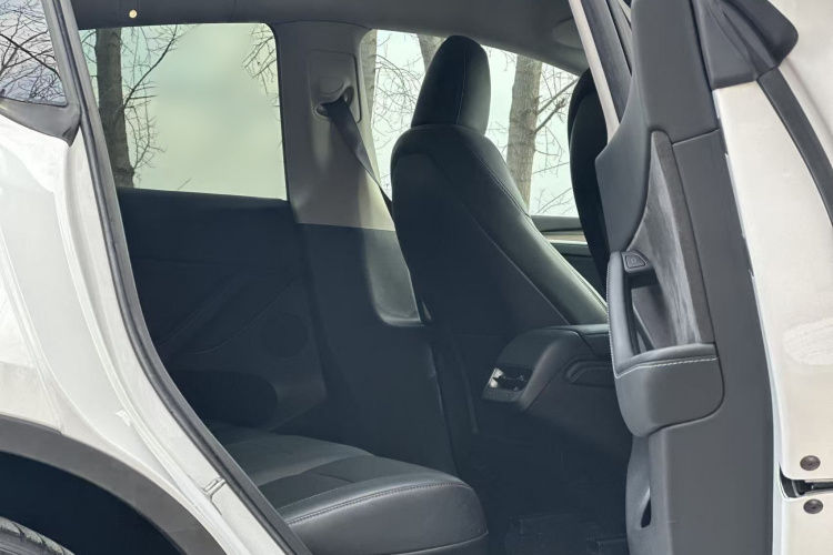 特斯拉 Model Y 2022款 后轮驱动版中控内饰7007