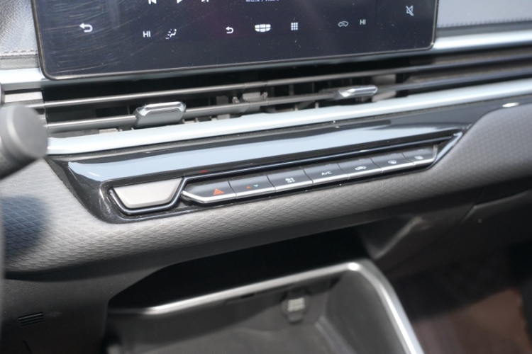 吉利汽车 帝豪 2025款 第4代 1.5L 手动星耀版中控内饰7006