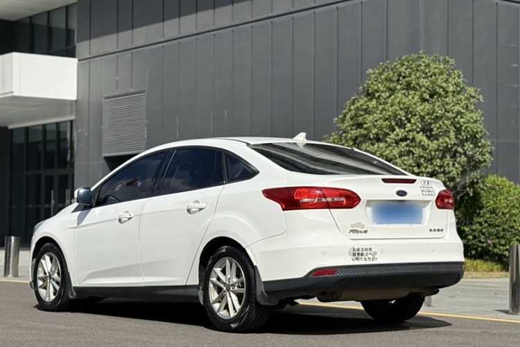 福特 福克斯 2017款 三厢 1.6L 自动风尚型智行版车身外观6002