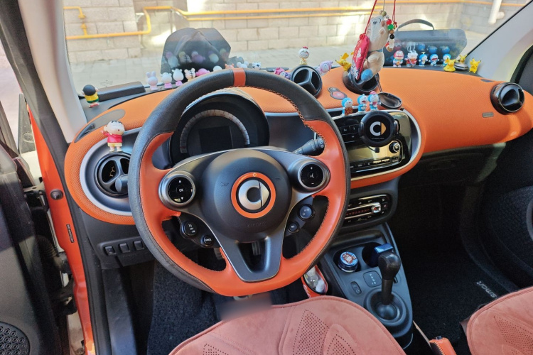 smart fortwo 2015款 1.0L 52千瓦硬顶激情版中控内饰13