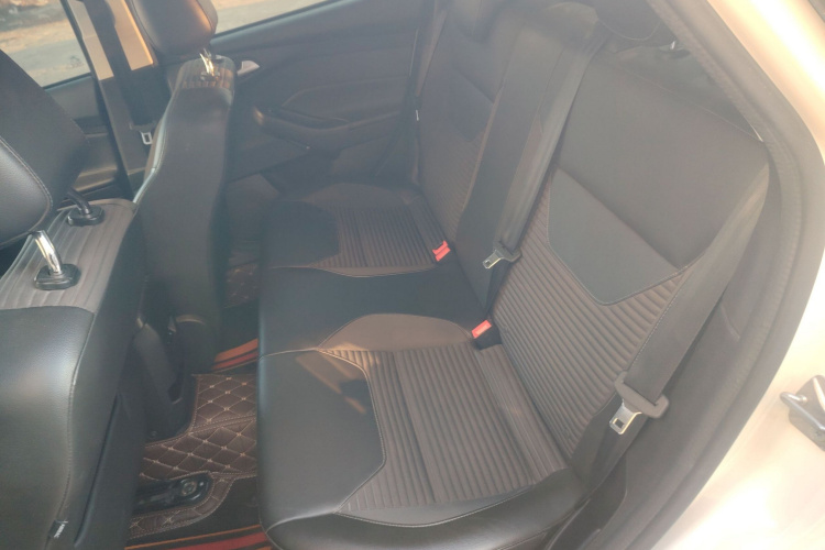 福特 福克斯 2018款 两厢经典 1.6L 自动风尚型智行版中控内饰21