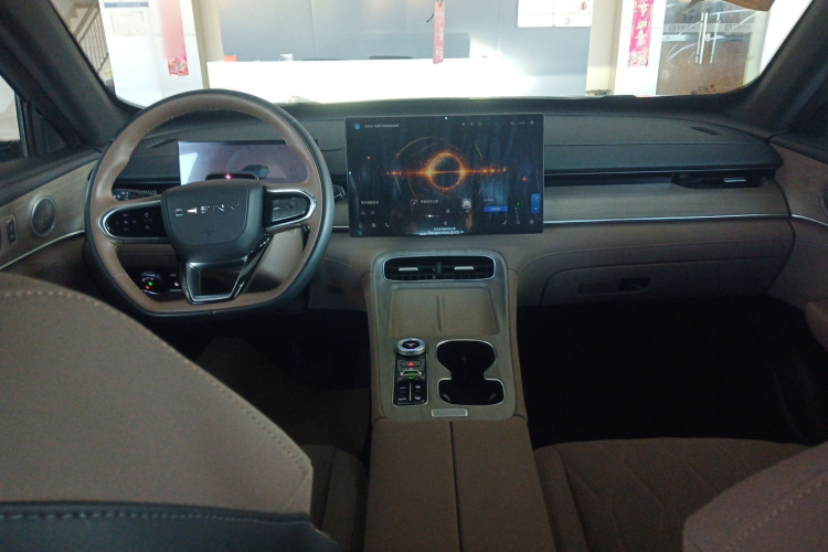 奇瑞 瑞虎8 PLUS C-DM 2025款 1.5T 116km 尊贵型 5座中控内饰12