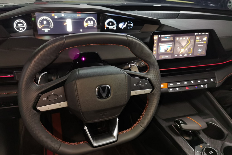 长安UNI-V 2024款 1.5T 尊贵型中控内饰12