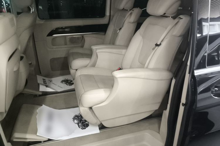 奔驰V级 2017款 V 260 L 尊贵加长版中控内饰21